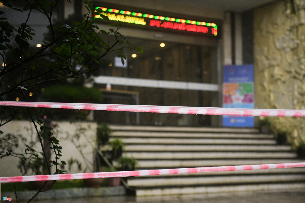 Một khách sạn nổi tiếng nằm trên đường Ngũ Chỉ Sơn trở thành khu vực cách ly, phải căng dây chắn vì có ca nhiễm Covid-19.