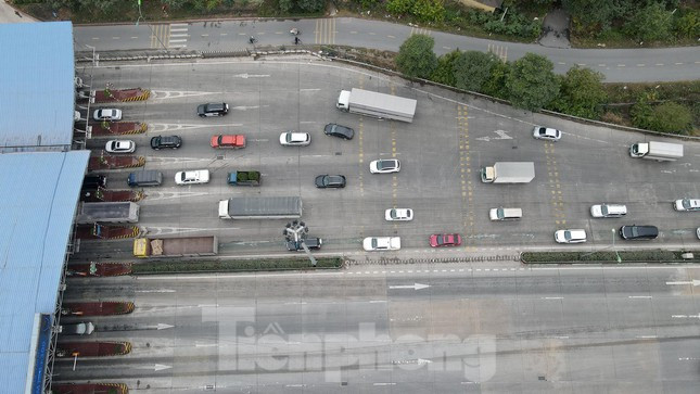 Hình ảnh vào thời điểm 16h30 hôm nay. Trung tá Nguyễn Anh Tuấn, Phó đội trưởng đội CSGT số 14 cho biết: "Năm nay do tình hình dịch vẫn còn diễn biến phức tạp, người dân ngại di chuyển về quê. Sinh viên vẫn đang học online, còn hàng quán chỉ bán đem về... Thế nên giao thông khá thông thoáng, không tăng đột biến về lượng phương tiện như những năm trước".