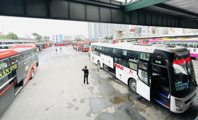 Tại bến xe Nước Ngầm, đại diện ban quản lý cho biết: 'Do ảnh hưởng dịch COVID-19 nên dự kiến lượng khách đi lại trong dịp Tết Dương lịch này sẽ vắng".