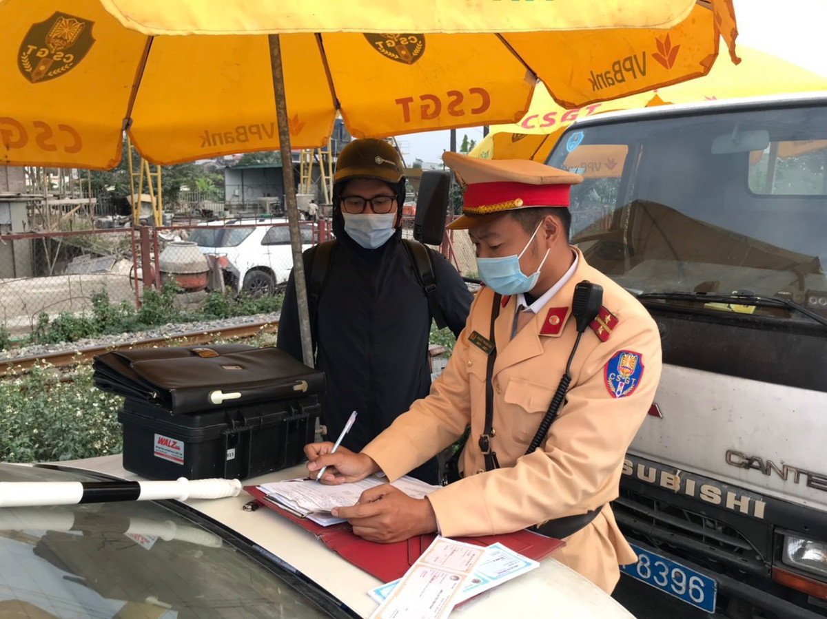 Cuoi nam, CSGT xu ly hang loat loi vi pham giao thong tai cua ngo Thu do-Hinh-2
