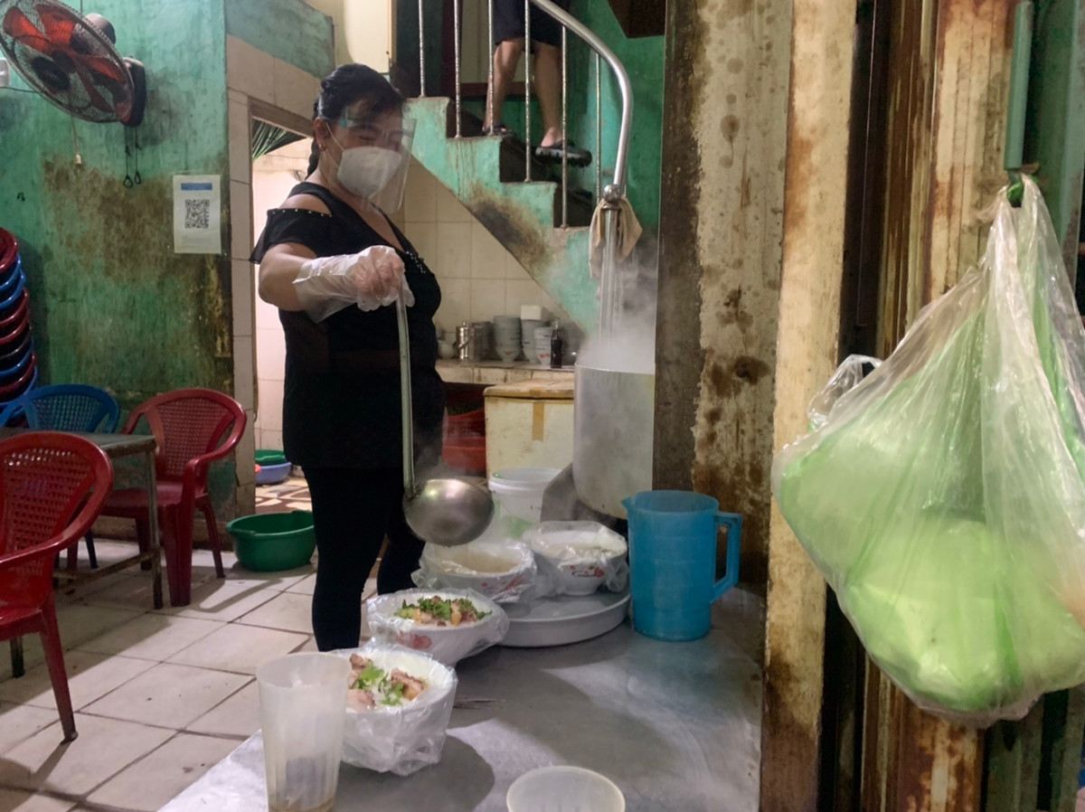 Được biết, mỗi ngày chị Chung chỉ mở bán từ 17h tới 22h là sẽ đóng cửa. Nhiều hôm khách ngồi hết cả vỉa hè những nhà gần đó.