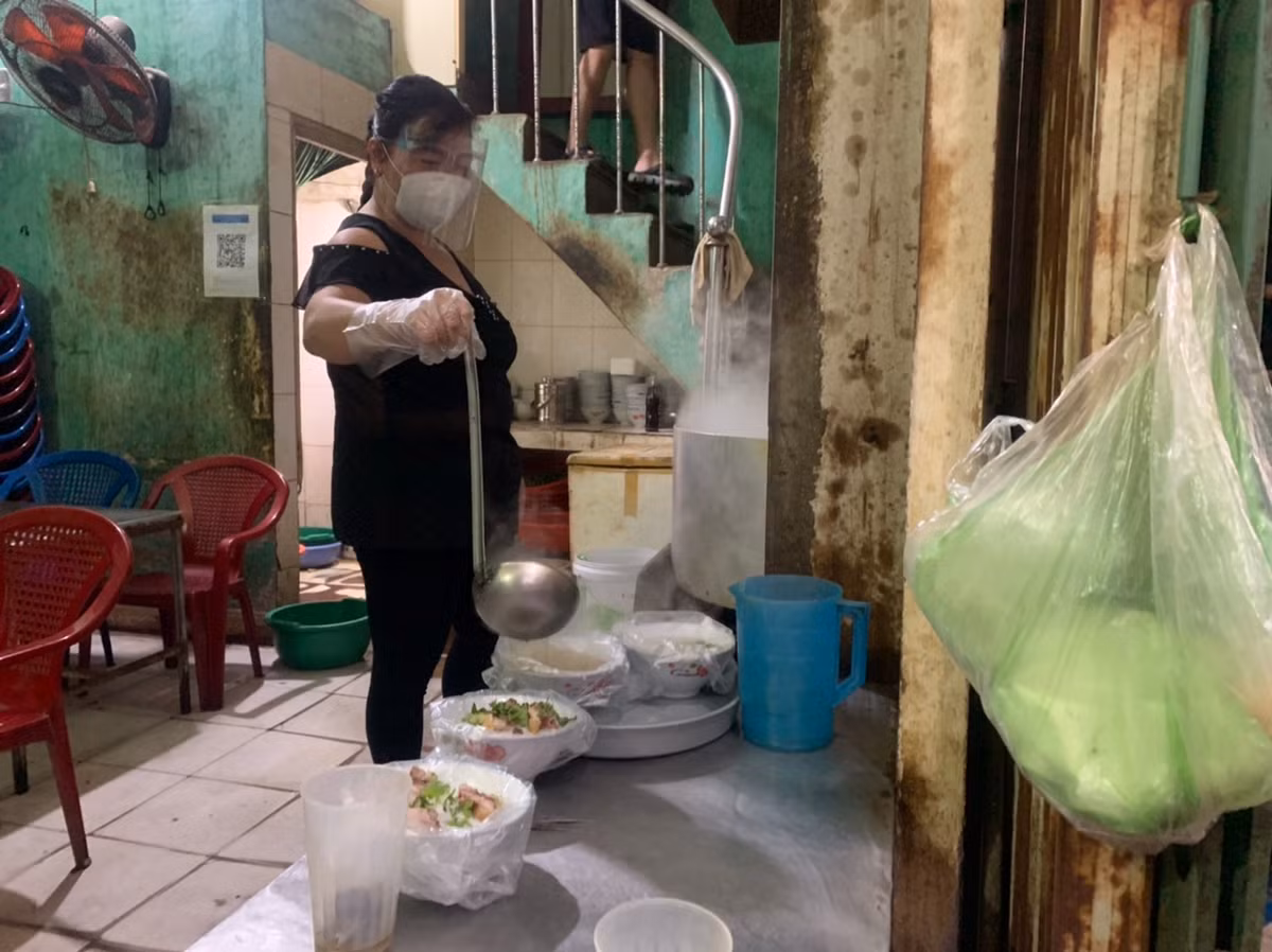 Được biết, mỗi ngày chị Chung chỉ mở bán từ 17h tới 22h là sẽ đóng cửa. Nhiều hôm khách ngồi hết cả vỉa hè những nhà gần đó.