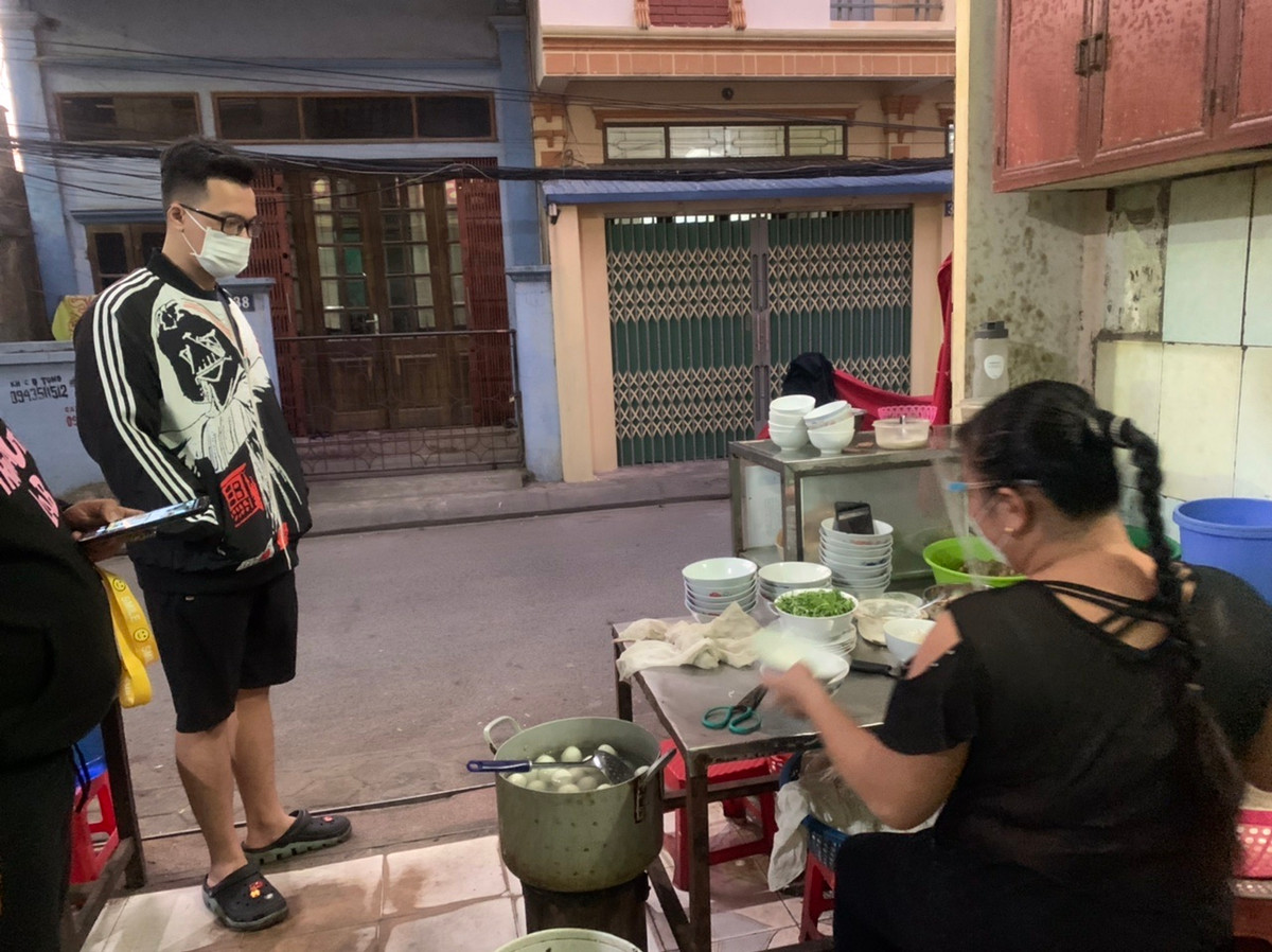 Theo chị Chung, dịch bệnh COVID-19 cửa hàng phải nghỉ bán nhưng nhiều khách vẫn gọi điện nhờ ship do đã quen vị phở.