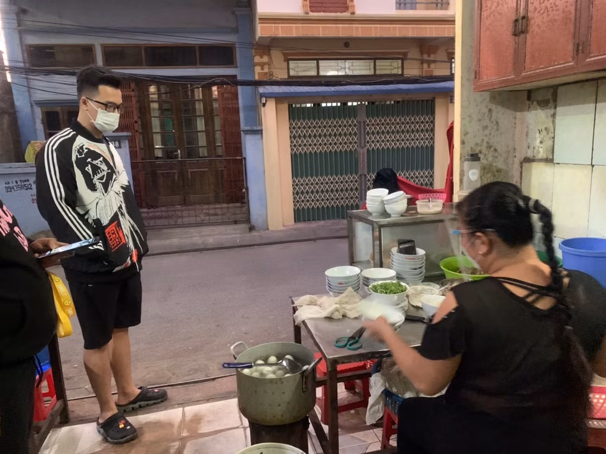 Theo chị Chung, dịch bệnh COVID-19 cửa hàng phải nghỉ bán nhưng nhiều khách vẫn gọi điện nhờ ship do đã quen vị phở.