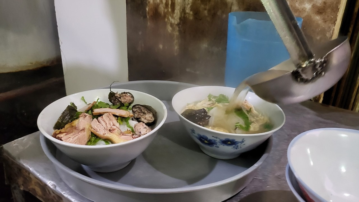 Nếu khách muốn ăn bát “đặc biệt” giá 10.000 đồng thì sẽ có thêm thịt.