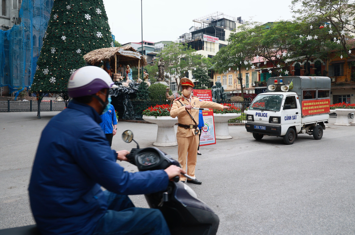 Nhieu tuyen pho quanh Nha Tho Lon bi cam trong dem Noel