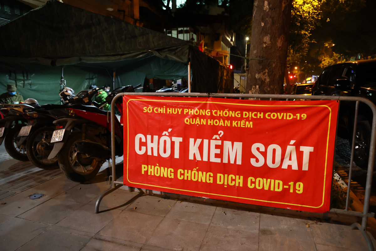 Do tình hình dịch bệnh đang diễn ra phức tạp, UBND quận Hoàn Kiếm đã triển khai Trạm Y tế lưu động số 3 tại địa chỉ số 9 Hai Bà Trưng (Hà Nội).