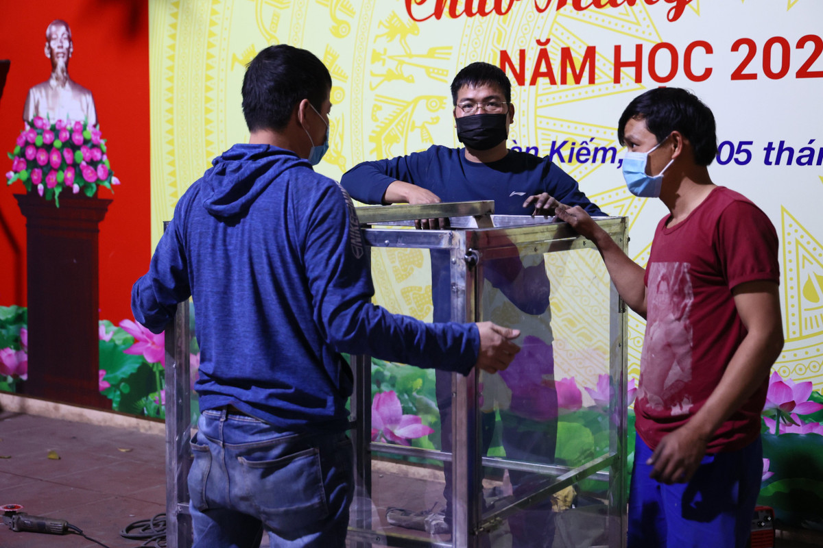 Theo ghi nhận của PV Báo Tri thức và Cuộc sống, đêm qua các đơn vị thi công vẫn làm việc liên tục để kịp tiến độ.