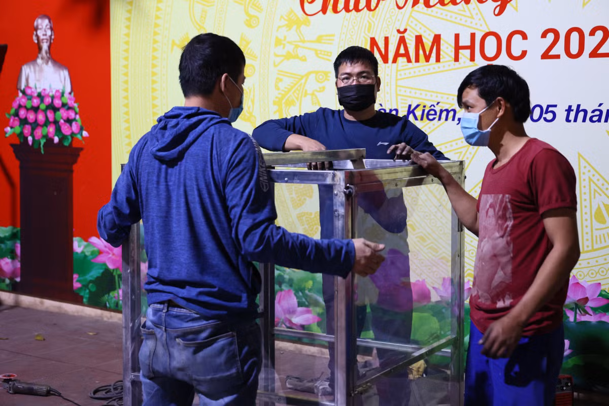 Theo ghi nhận của PV Báo Tri thức và Cuộc sống, đêm qua các đơn vị thi công vẫn làm việc liên tục để kịp tiến độ.