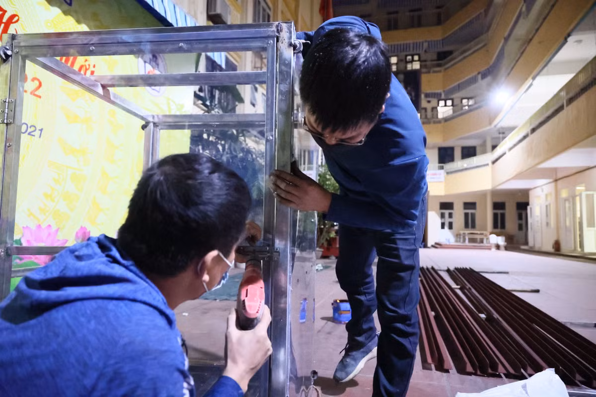 UBND quận Hoàn Kiếm cũng đã trưng dụng Trung tâm Giáo dục từ xa Ngô Tất Tố và trường Tiểu học Quang Trung làm điểm lắp ráp thiết bị cho Trạm Y tế lưu động số 3.