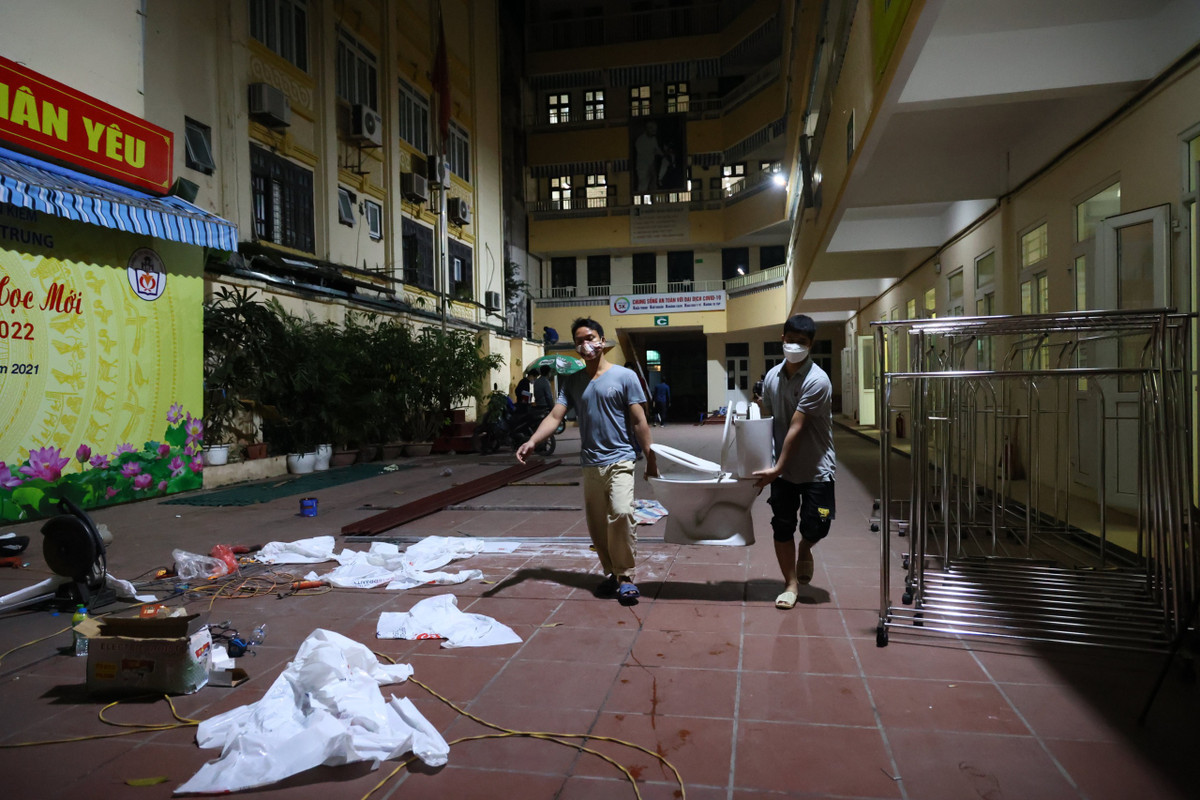 Bà Lê Phương Hoàng Yến - Chủ tịch UBND phường Tràng Tiền cho biết, mọi trang thiết bị, vật dụng dành cho người bệnh COVID-19 đã được chuyển đến. Trạm Y tế lưu động số 3 sẽ kịp tiến độ hoàn thành và đưa vào sử dụng từ ngày 14/12.