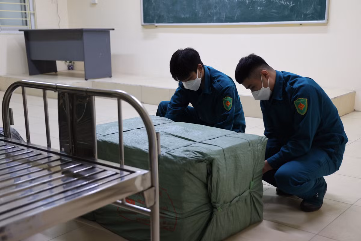 Trước đó, quận Hoàn Kiếm đã lắp đặt 2 Trạm Y tế lưu động tại Đồng Xuân và Hàng Phèn. Những trạm này sẽ giảm tải cho các bệnh viện của Hà Nội.