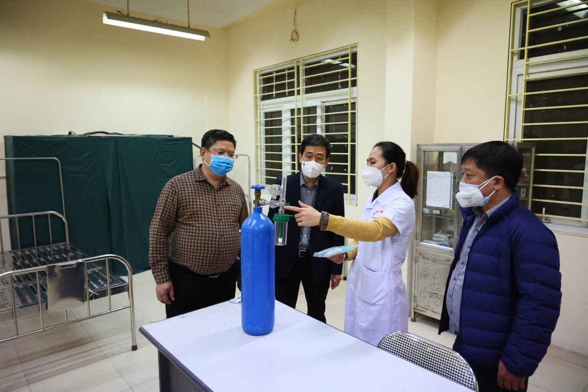 Lãnh đạo UBND quận Hoàn Kiếm kiểm tra công tác lắp ráp thiết bị tại Trạm Y tế lưu động số 3.