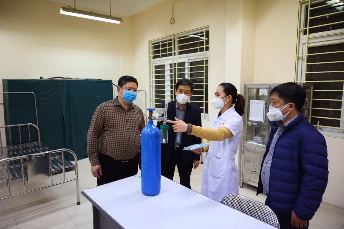 Lãnh đạo UBND quận Hoàn Kiếm kiểm tra công tác lắp ráp thiết bị tại Trạm Y tế lưu động số 3.