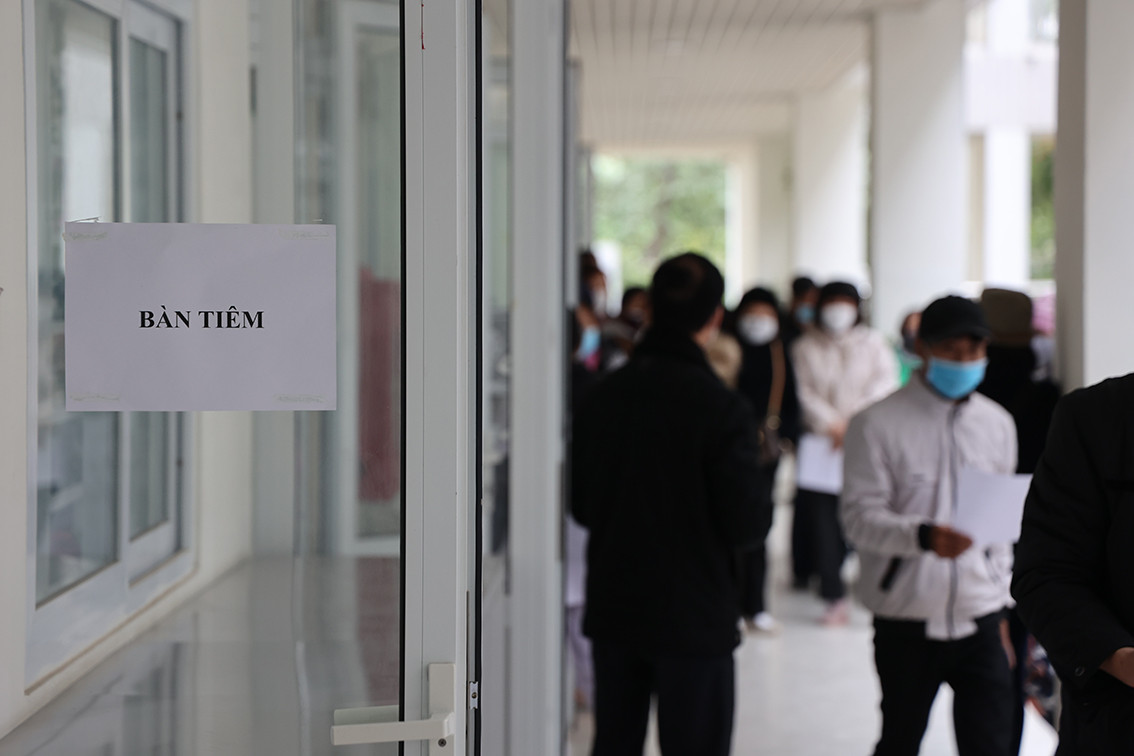 Để đảm bảo thực hiện nghiêm công tác phòng chống dịch, các địa điểm tiêm đã thông báo lịch tiêm cụ thể tới từng người dân. Đồng thời yêu cầu các tổ dân phố đưa người dân tới từng điểm tiêm.