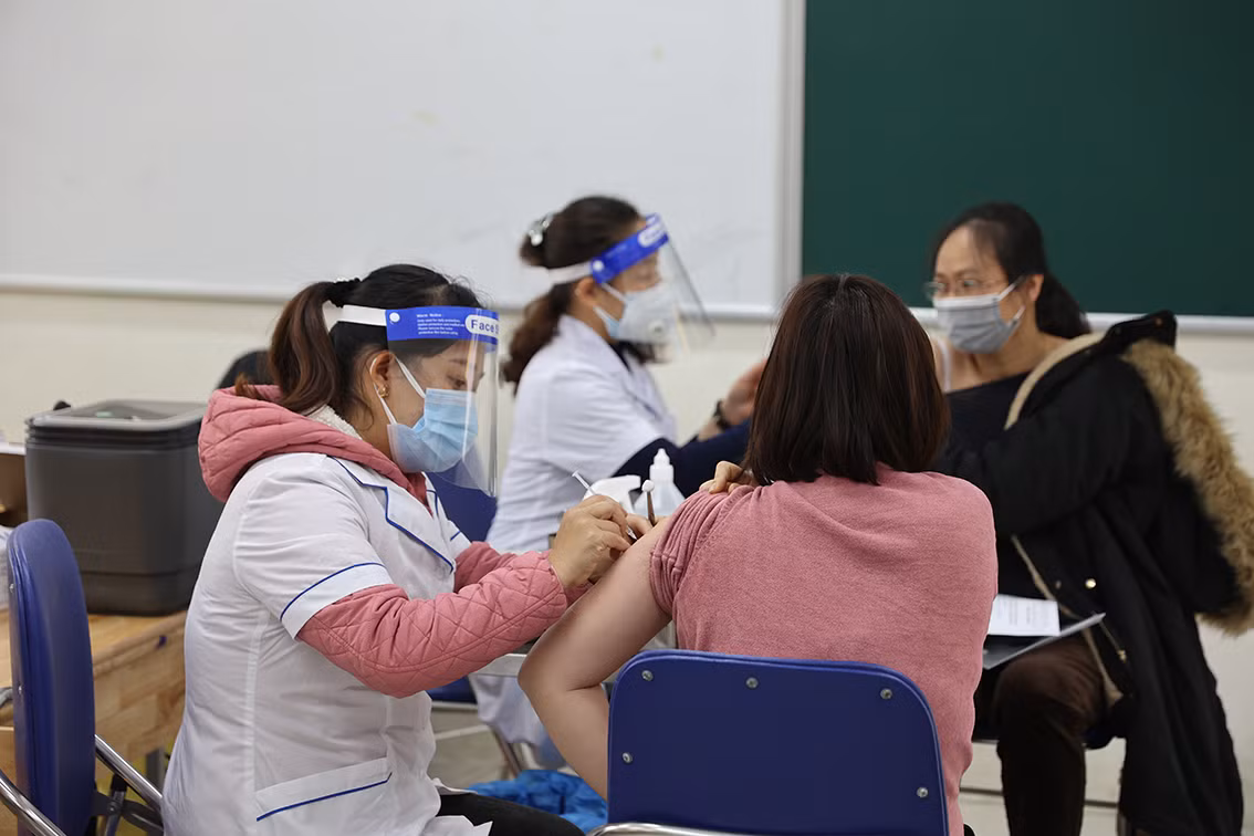 Theo ghi nhận của PV báo Tri thức và Cuộc sống, trong sáng nay nhiều phường trên địa bàn Hà Nội đã triển khai tiêm từ sớm.