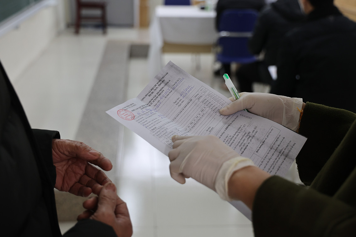 Trước đó, Bí thư Thành uỷ Hà Nội Đinh Tiến Dũng đã chỉ đạo Hà Nội cần đẩy nhanh tiến độ tiêm mũi 1 cho những người chưa được tiêm, nhất là những người có bệnh nền và học sinh THCS, tiêm mũi 2 cho học sinh THPT và sẵn sàng tiêm mũi 3 cho đối tượng ưu tiên theo hướng dẫn của Bộ Y tế.