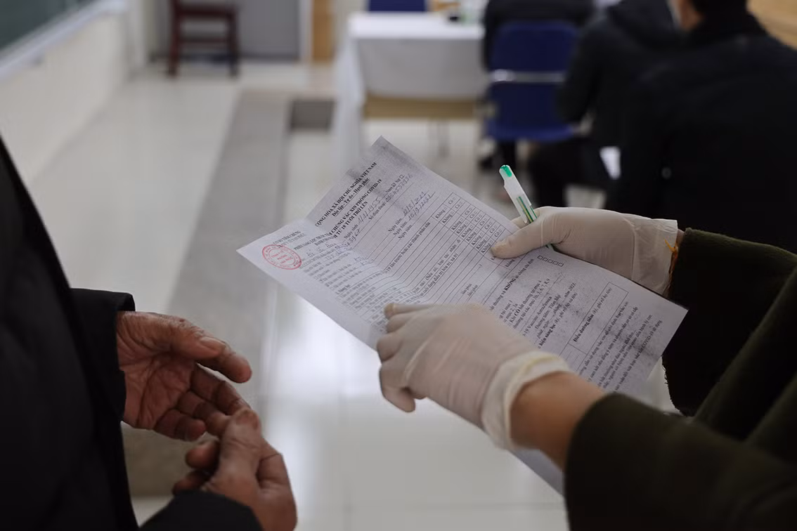 Trước đó, Bí thư Thành uỷ Hà Nội Đinh Tiến Dũng đã chỉ đạo Hà Nội cần đẩy nhanh tiến độ tiêm mũi 1 cho những người chưa được tiêm, nhất là những người có bệnh nền và học sinh THCS, tiêm mũi 2 cho học sinh THPT và sẵn sàng tiêm mũi 3 cho đối tượng ưu tiên theo hướng dẫn của Bộ Y tế.