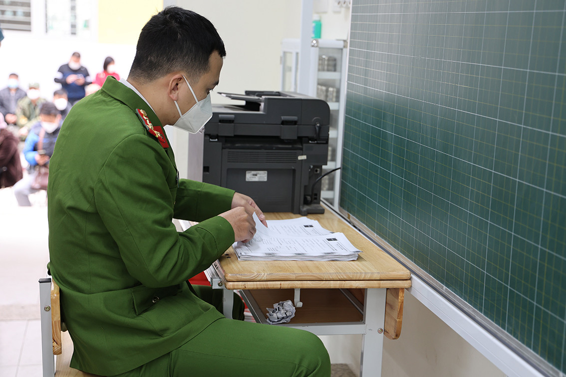 Lực lượng chức năng đã bố trí người tiếp nhận, hướng dẫn người dân làm thủ tục tiêm.