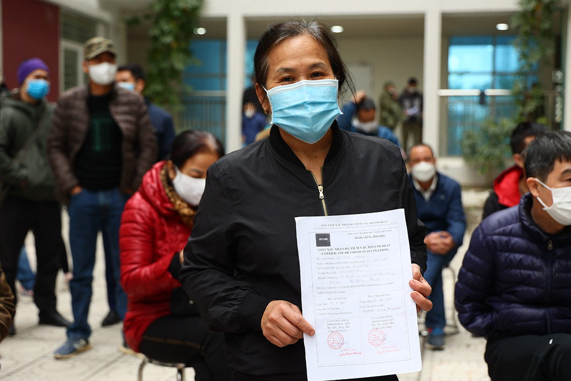 Bà Lê Thị Hạnh - trú tại làng Vạn Phúc vui vẻ nói: "Tôi thuộc nhóm đối tượng trên 50 tuổi, sáng nay đã được tiêm mũi 3. Tôi rất yên tâm khi hoàn thành hết các mũi tiêm trước dịp năm mới".