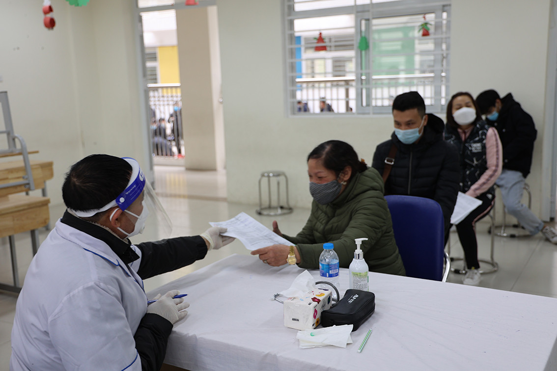 Ông Đặng Quang Hải - Phó Chủ tịch UBND phường Vạn Phúc (quận Hà Đông, Hà Nội) cho biết: "Công tác tiêm mũi 3 cho người dân trên địa bàn Phường diễn ra trong 2 ngày 30-31/12/2021. Dự kiến sẽ có khoảng 2.000 người được tiêm trong đợt này".