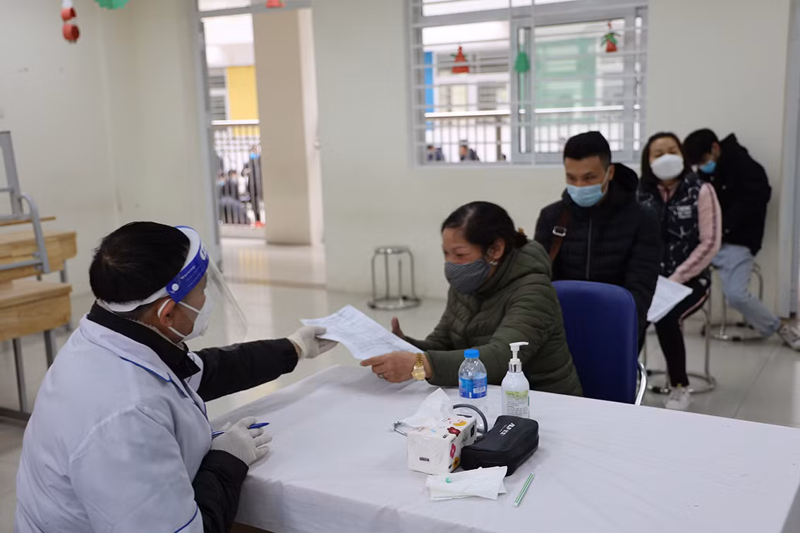 Ông Đặng Quang Hải - Phó Chủ tịch UBND phường Vạn Phúc (quận Hà Đông, Hà Nội) cho biết: "Công tác tiêm mũi 3 cho người dân trên địa bàn Phường diễn ra trong 2 ngày 30-31/12/2021. Dự kiến sẽ có khoảng 2.000 người được tiêm trong đợt này".