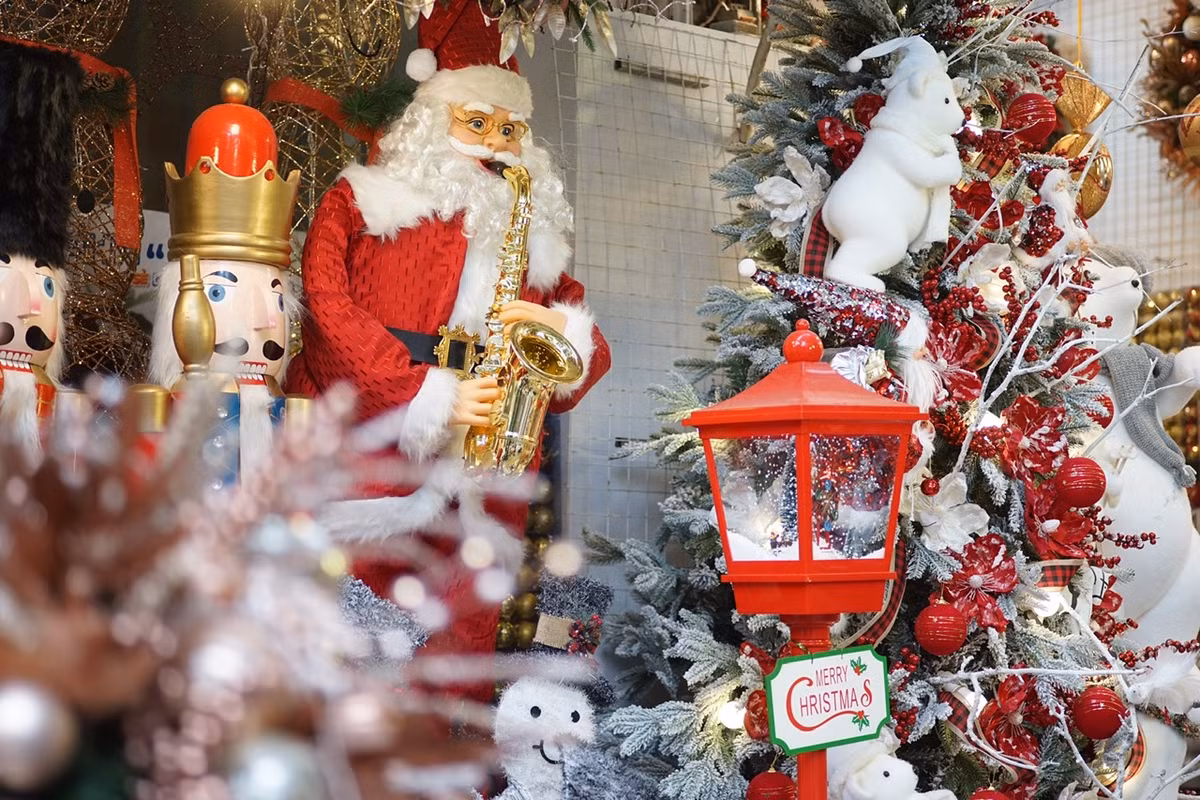 Những ngày này, khắp nơi trên đường phố Hà Nội xuất hiện những điểm bán đồ trang trí Noel.