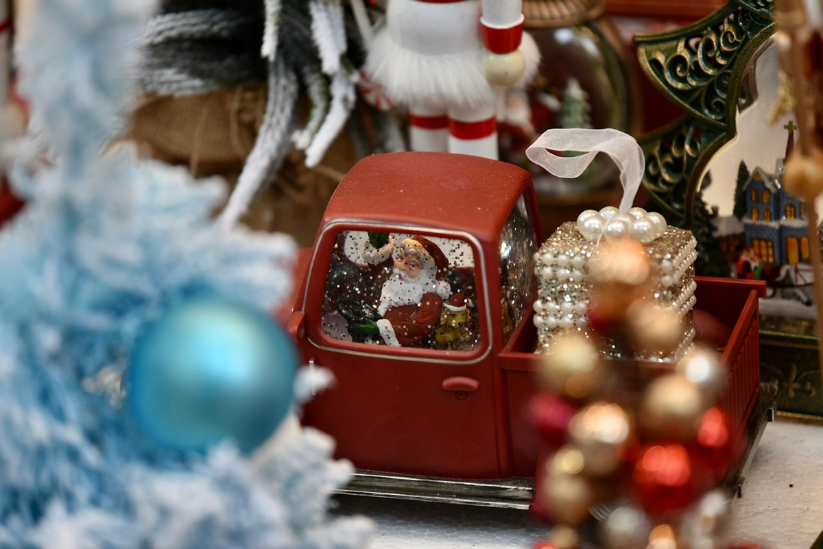 Những tượng ông già Noel nhỏ xinh này được bán với giá từ 200.000 đến 350.000 đồng tuỳ theo loại có nhạc hay không có nhạc.