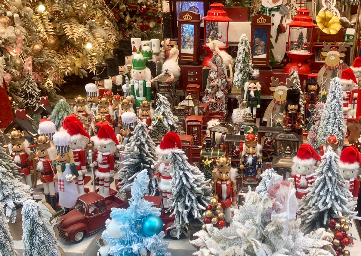 Các mặt hàng trang trí đều khiến người xem khó rời mắt.