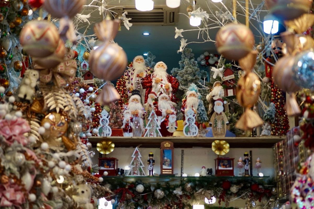 Theo ghi nhận của PV báo Tri thức và Cuộc sống, năm nay xuất hiện khá nhiều tượng Ông già Noel để bàn.