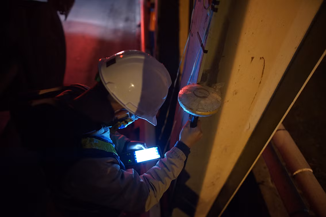 Ông Việt cho biết thêm, hiện cầu Chương Dương đang có nhiều hạng mục xuống cấp nhưng đơn vị thi công sẽ ưu tiên sửa chữa phần mặt cầu trước.