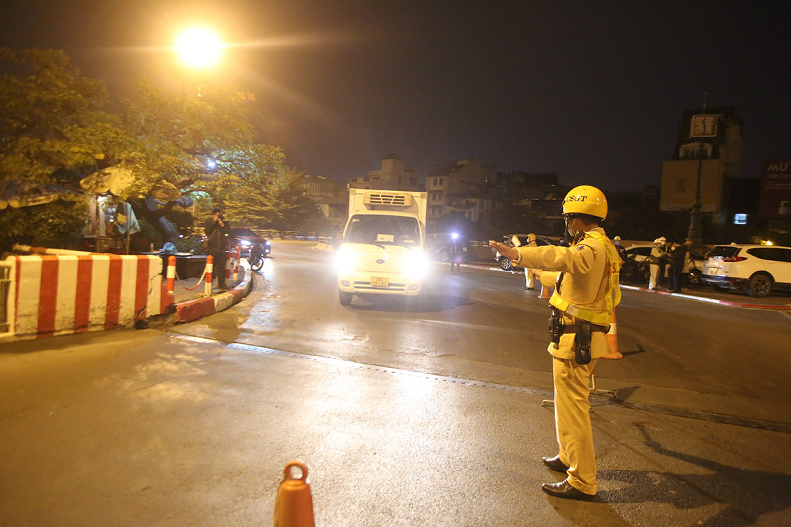 Đêm 30/12, lực lượng chức năng đã tiến hành phân luồng, cấm các phương tiện đi vào làn giữa của cầu Chương Dương để tiến hành công tác kiểm định chất lượng.