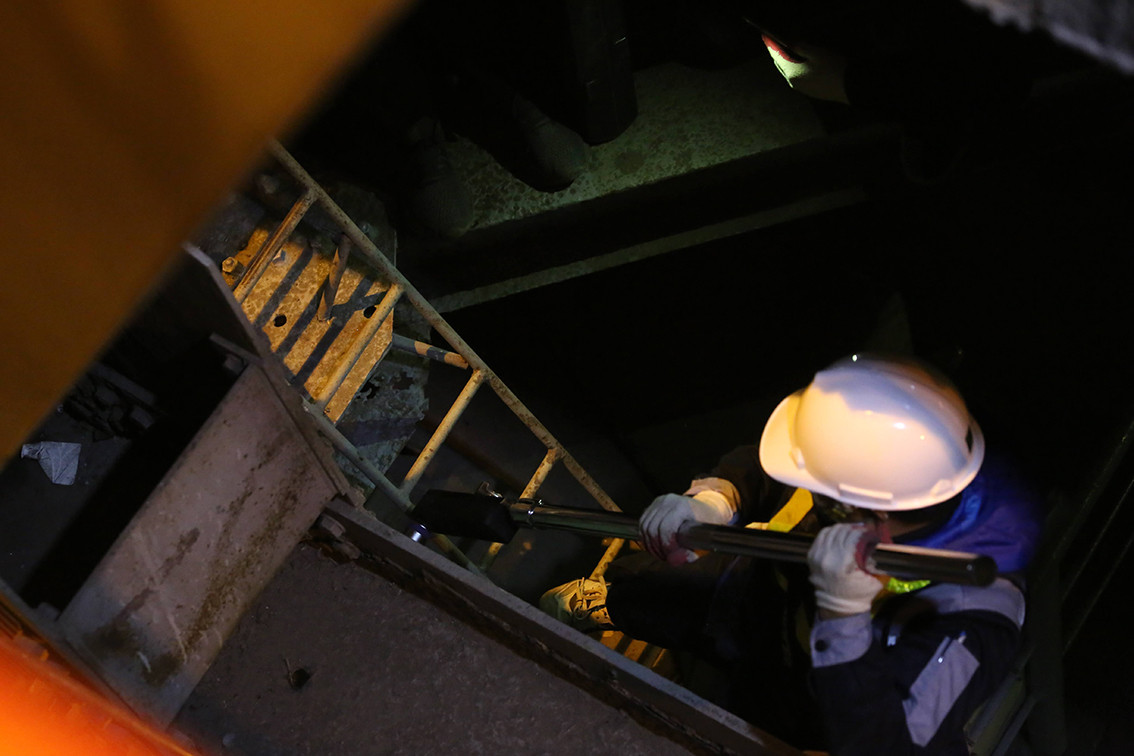 Theo ông Việt, việc sửa mặt cầu Chương Dương sẽ đơn giản hơn sửa mặt cầu Thăng Long do mặt cầu Chương Dương bằng bê tông nên việc bám nhám với phần nhựa thảm mặt đường sẽ tốt hơn.