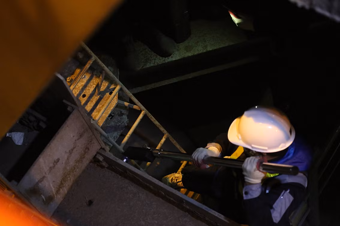 Theo ông Việt, việc sửa mặt cầu Chương Dương sẽ đơn giản hơn sửa mặt cầu Thăng Long do mặt cầu Chương Dương bằng bê tông nên việc bám nhám với phần nhựa thảm mặt đường sẽ tốt hơn.