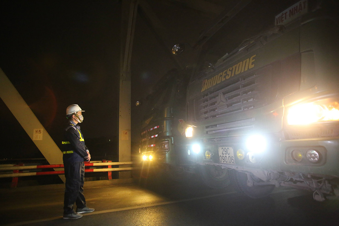 Trong đêm 30/12, đơn vị kiểm định đã sử dụng nhiều ô tô tải loại lớn di chuyển qua cầu để đo độ rung chấn và độ giãn của mặt cầu.