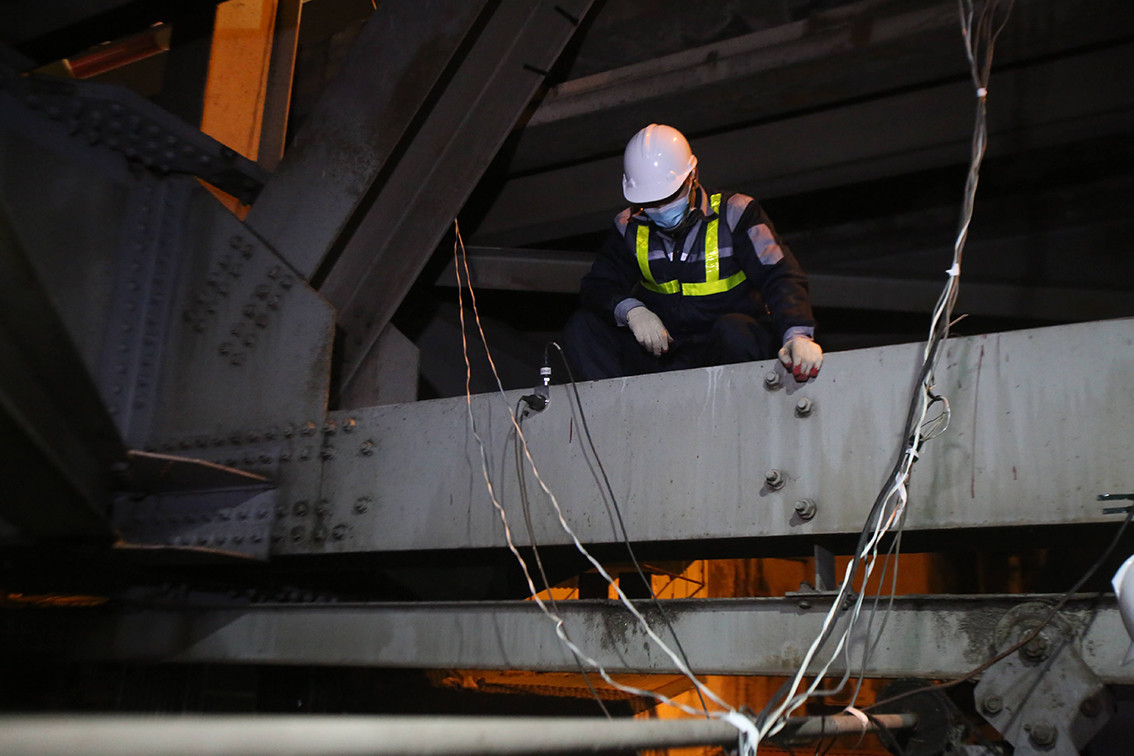 Đơn vị kiểm định đã lắp đặt các thiết bị đo độ rung chấn tại nhiều điểm dưới gầm cầu.