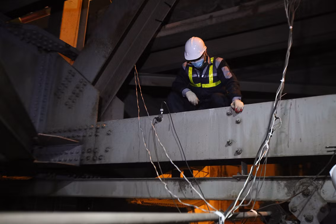 Đơn vị kiểm định đã lắp đặt các thiết bị đo độ rung chấn tại nhiều điểm dưới gầm cầu.