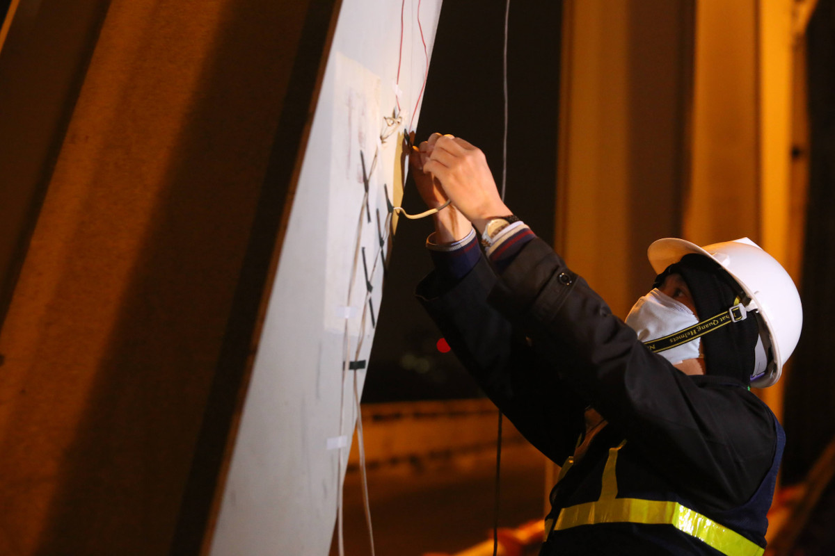 Trước đó, đơn vị quản lý cầu Chương Dương xác nhận, cầu có 11 khe co giãn, trước đây 8 khe co giãn đã được sửa chữa song vẫn còn 3 khe chưa được sửa gồm T4, T7 và T8A.