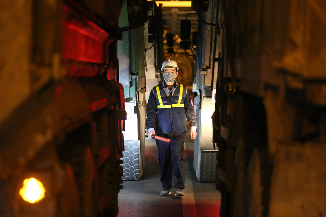 Lan can cầu hiện cũng bị gỉ sét, có đoạn bật ra khỏi thành cầu, rung lắc mạnh mỗi khi có phương tiện đi qua.