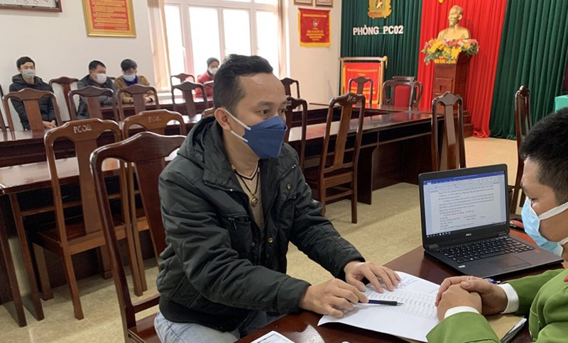 Bat o ca do bong da tien ti trong quan ca phe