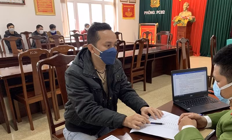 Bat o ca do bong da tien ti trong quan ca phe