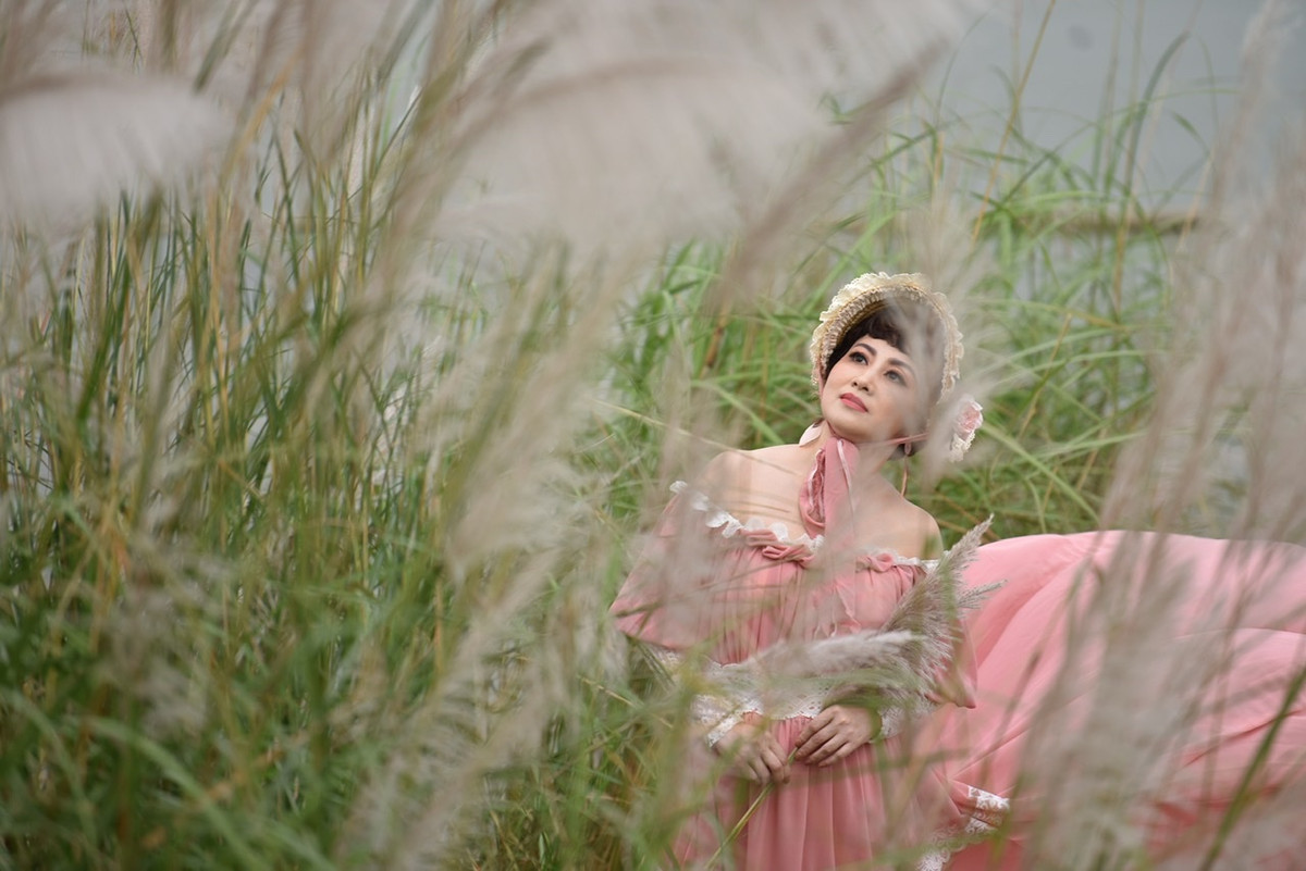 Một góc ảnh hấp dẫn khi những người yêu thích vẻ đẹp tự nhiên được hoà mình vào các nhánh cỏ lau.