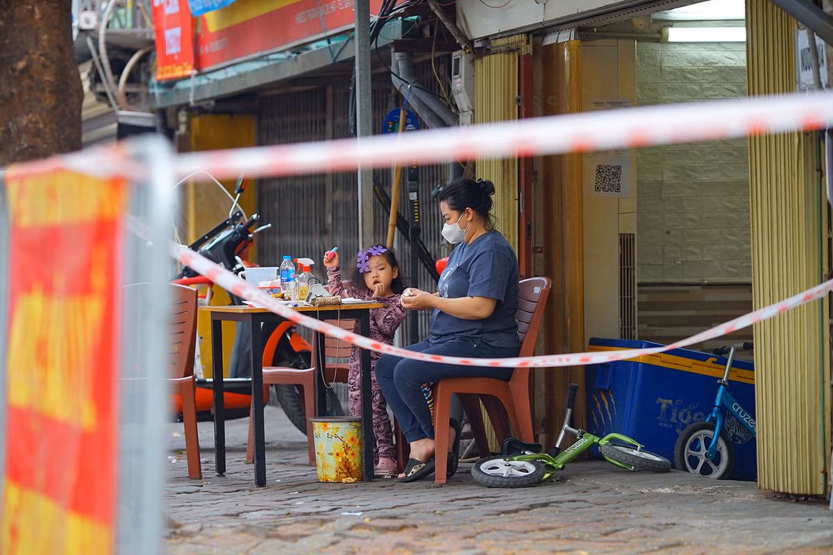Quận Đống Đa cũng đã tăng cường hết toàn bộ lực lượng vào công tác phòng chống dịch COVID-19. Mỗi khu vực phong toả đều có người giám sát trực tiếp.