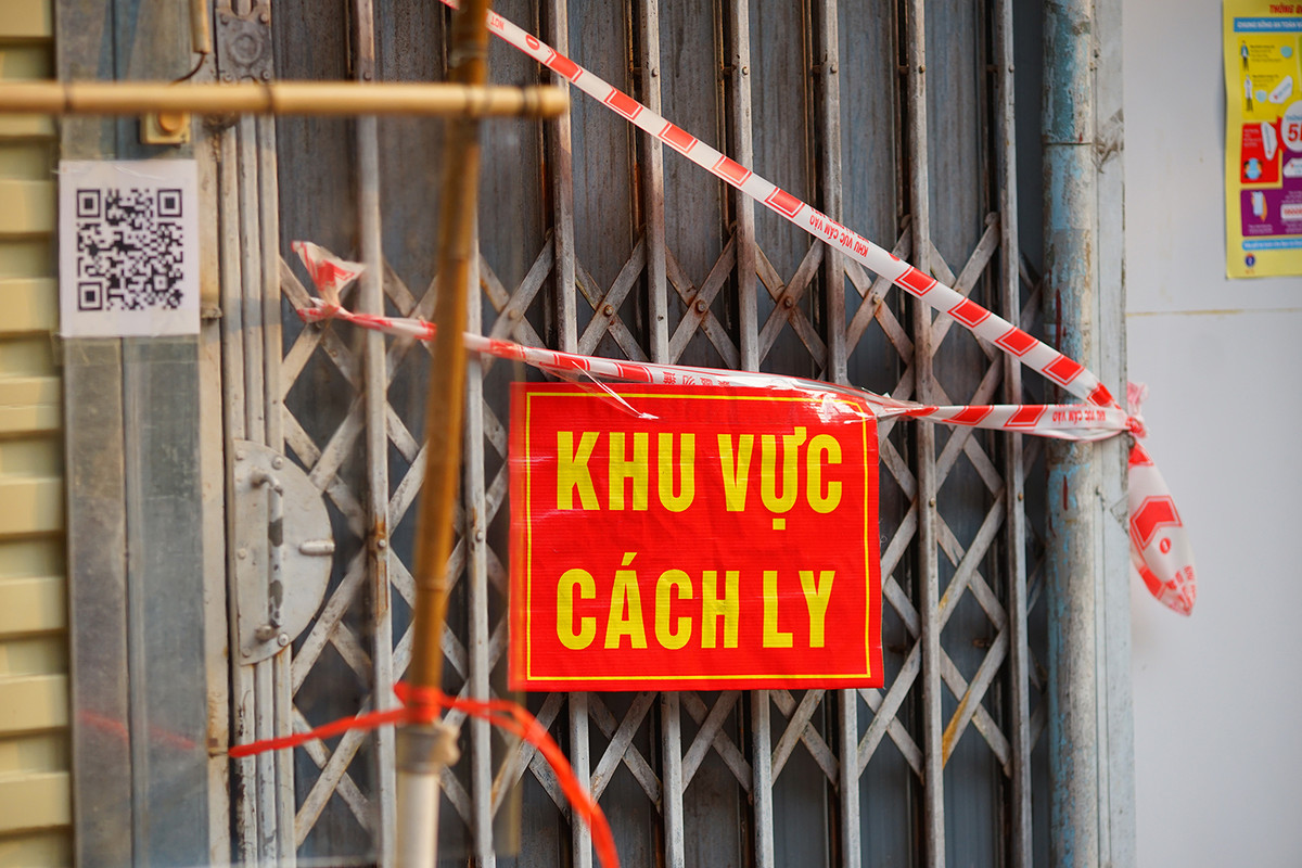 Để ngăn chặn dịch bệnh đồng thời đảm bảo việc phục hồi kinh tế, Thành phố Hà Nội đã bố trí người phong toả từng khu vực xuất hiện dịch bệnh.