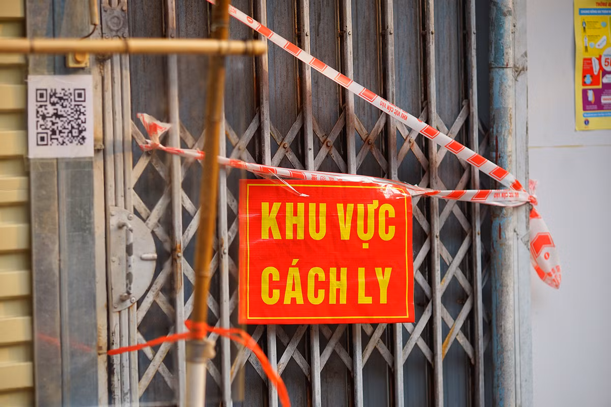 Để ngăn chặn dịch bệnh đồng thời đảm bảo việc phục hồi kinh tế, Thành phố Hà Nội đã bố trí người phong toả từng khu vực xuất hiện dịch bệnh.