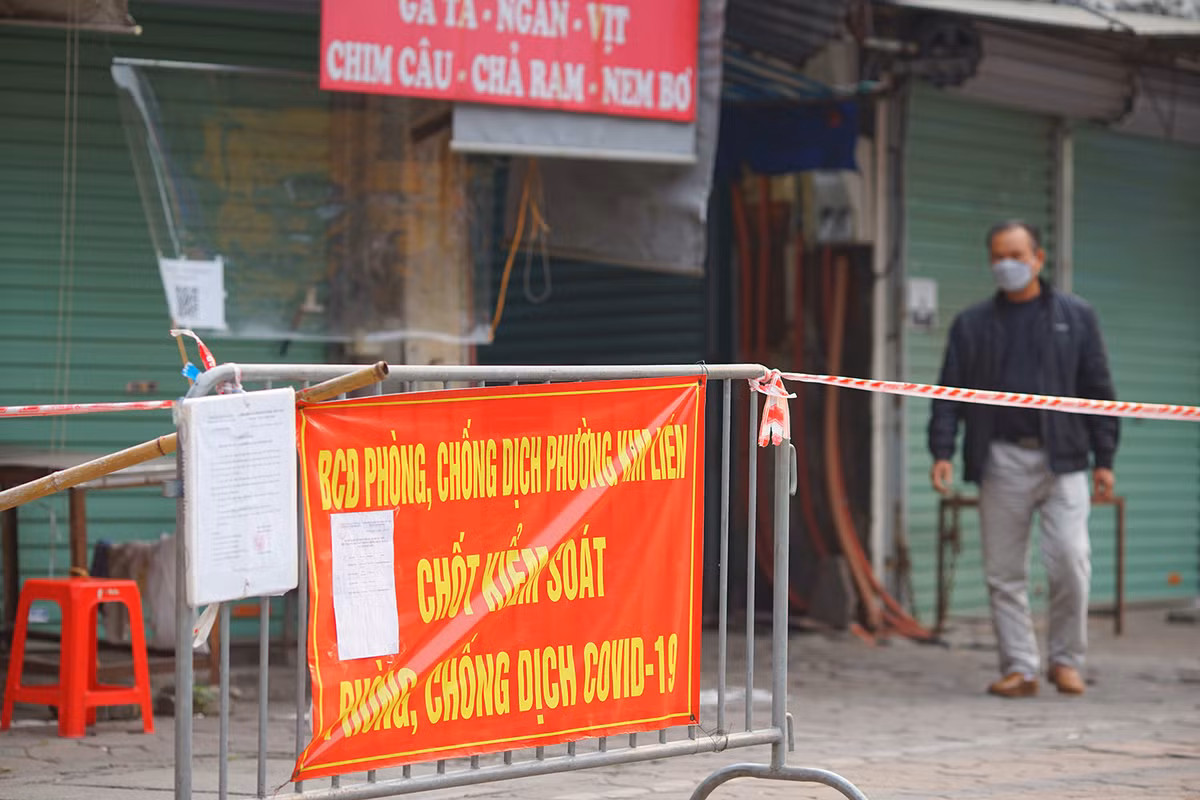 Do không đủ lực lượng, một số điểm còn được huy động chính người dân tự giác làm công tác kiểm soát người ra vào ổ dịch.