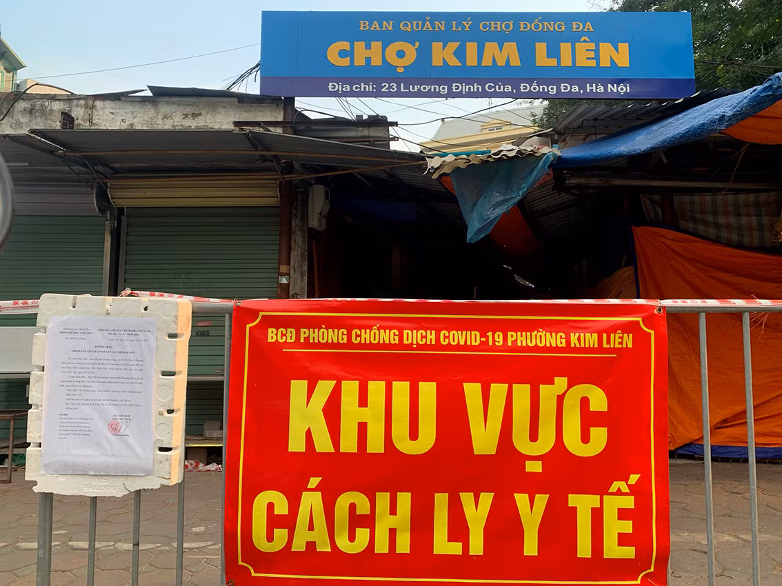 Chợ Kim Liên là điểm bùng phát dịch đầu tiên trên địa bàn quận Đống Đa hiện đã được phong toả cùng nhiều khu chợ khác.