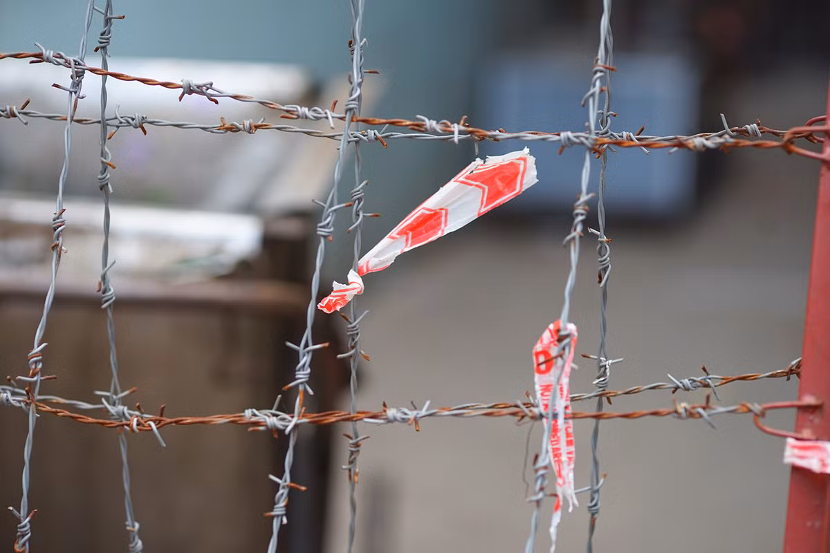 Quận Đống Đa là quận đầu tiên của Hà Nội chuyển cấp độ dịch. Nhiều chốt kiểm dịch đã được dựng lên để người dân hạn chế tiếp xúc với vùng có dịch.