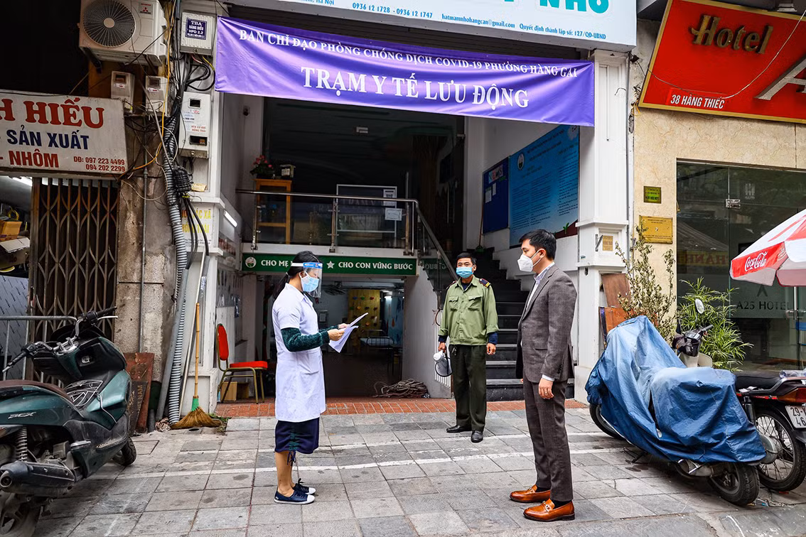 Với những bệnh nhân có diễn biến xấu về sức khoẻ sẽ được đưa đến Trạm Y tế lưu động, qua đó có thể chuyển lên tuyến trên.