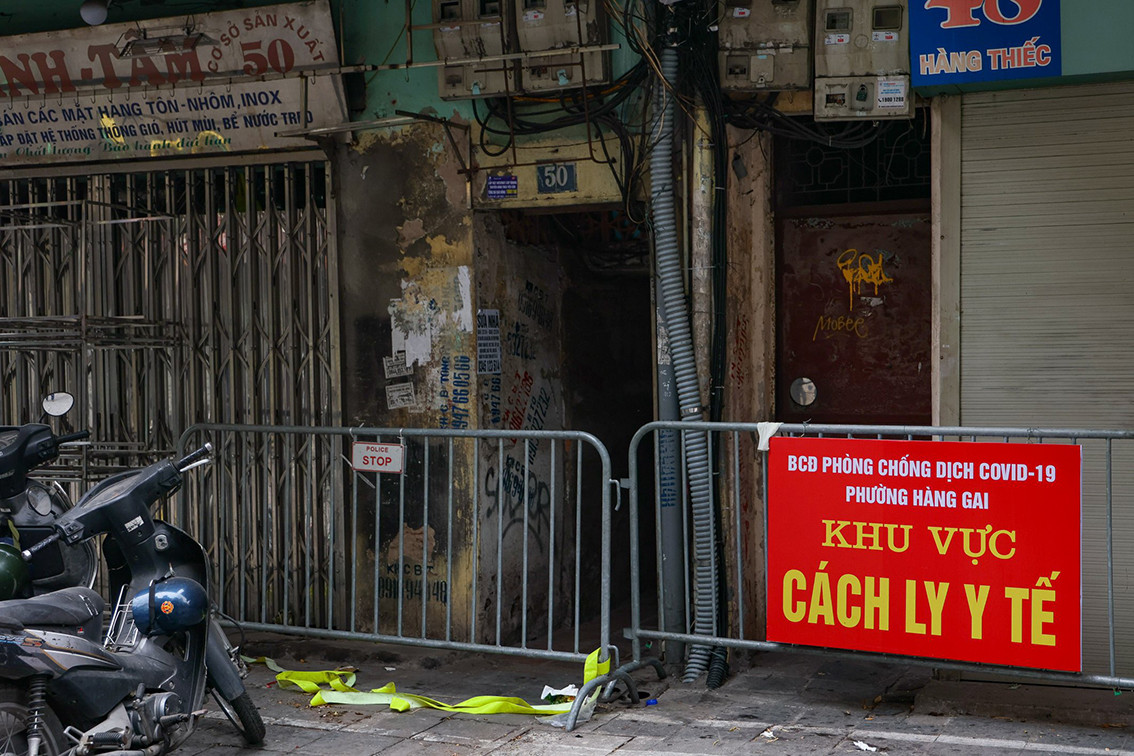 Tại quận Hoàn Kiếm, lực lượng chức năng đã lập các trạm Y tế lưu động và tổ chức phong toả, cách ly khu vực có F0 các tuyến phố.